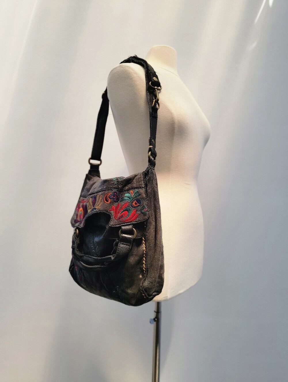 Lucky Brand Abbey Road Vintage Black Leather Hobo Bag Boho Embroidered Festival - Picture 7 of 15